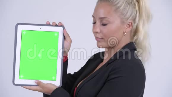 年轻快乐的金发女商人展示数码平板电脑的脸视频的预览图