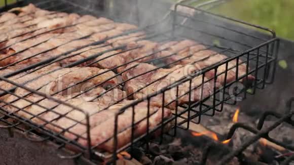 人们在烤架上准备大块的肉准备烤视频的预览图