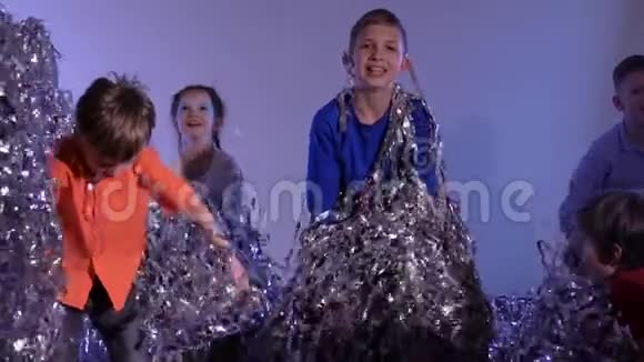 跳舞的孩子在灰色的背景上吐锡慢动作视频的预览图