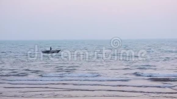 在地平线上粉红色的黄昏日落下乘船渡过平静的海面美丽的海景视频的预览图