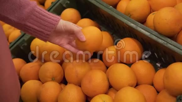 女手在超市里摘橘子视频的预览图
