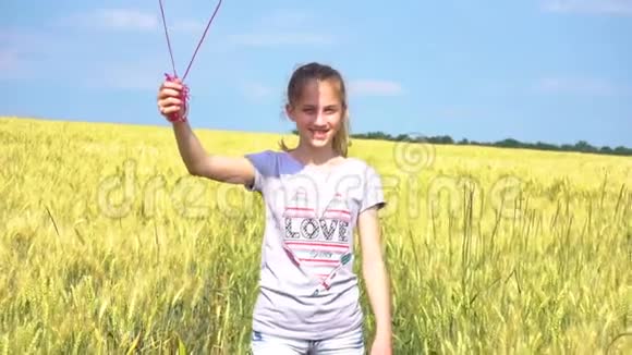 少女与气球在野外嬉戏的肖像视频的预览图