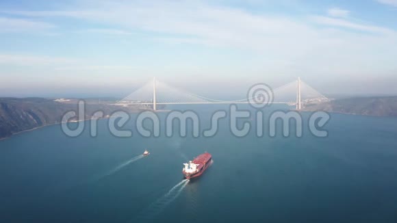 货船及吊桥航空景观视频的预览图