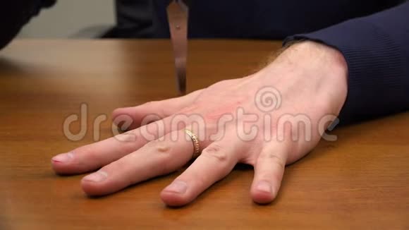 一个锋利的物体在手指间刺穿视频的预览图