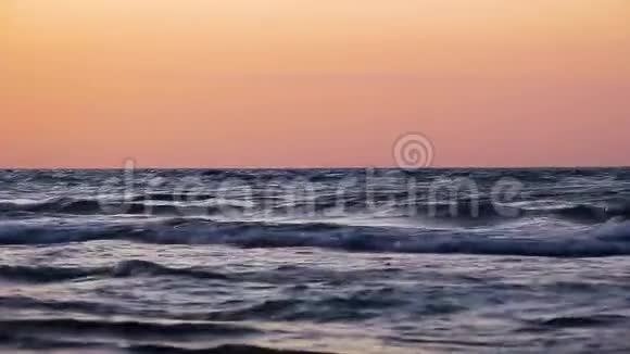 傍晚海面上美丽的晚霞倒映在水中视频的预览图