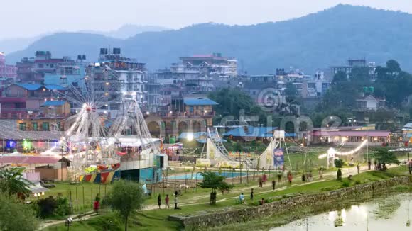 尼泊尔Pokhara小镇游乐园夜景视频的预览图