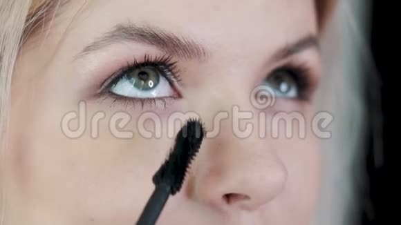 化妆师用睫毛妆来塑造的眼睛关闭视野视频的预览图