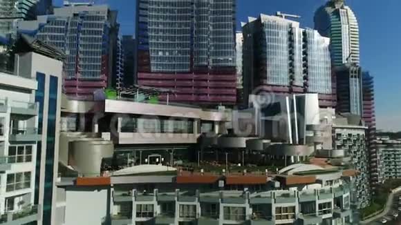 豪华住宅综合体和城市鸟瞰距离近视频的预览图