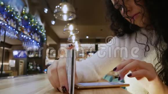 饭店里一头卷发的伤心美女在网上购物视频的预览图