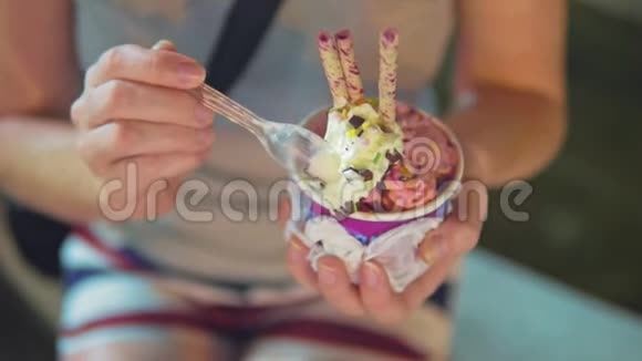 带坚果吸管和巧克力碎屑的杯子里的水果冰淇淋视频的预览图