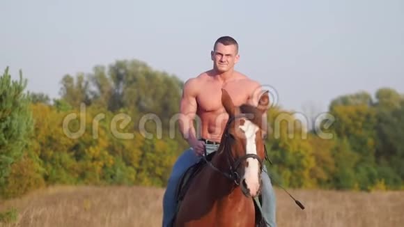 夏天强壮的运动员用强壮的双手骑着马视频的预览图