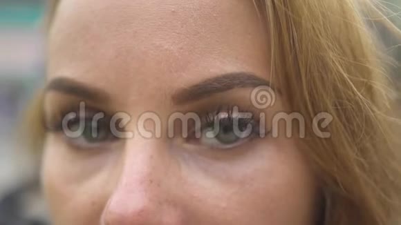 闭上女人的脸和眼睛看着镜头用灰色的眼睛和自然的妆容面对年轻的女人视频的预览图