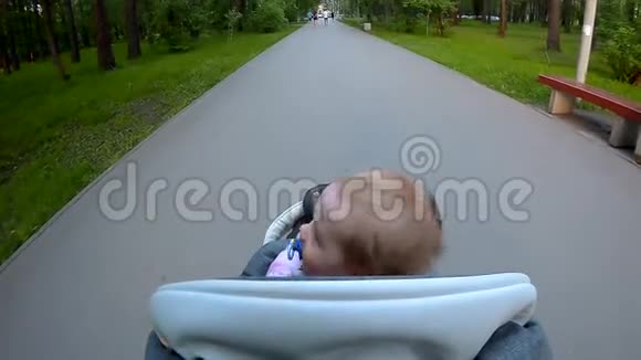 从男人的角度看走路带婴儿车视频的预览图