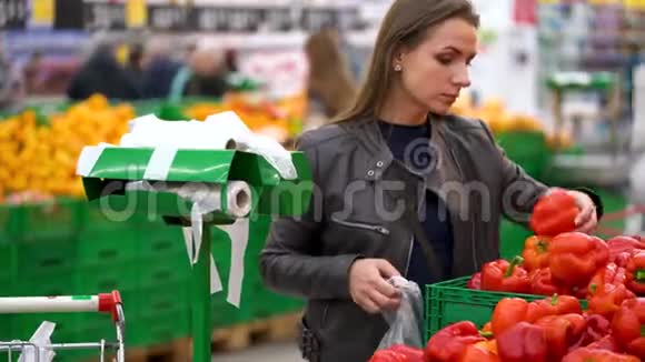 女人在超市里选择红辣椒视频的预览图