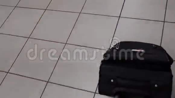 在机场的手提箱里视频的预览图