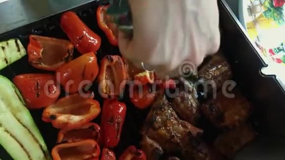 人们在户外烹饪肉类和蔬菜红胡椒和西葫芦做夏季厨房消防煤气烧烤视频的预览图