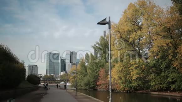大都市的全景有摩天大楼河流和公园德国法兰克福视频的预览图