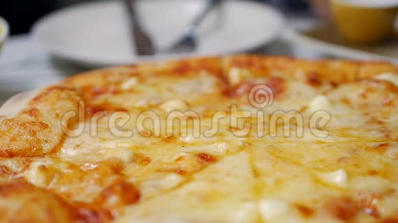 女人拿一块披萨和融化的奶酪准备吃美味的食物供暴食和享受快餐食品视频的预览图