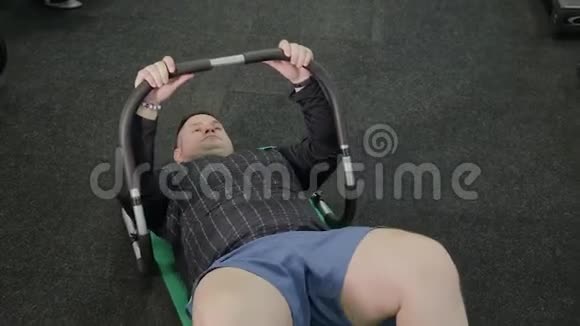 胖子在健身房的地板上训练压力视频的预览图
