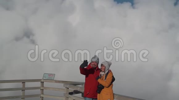 旅行情侣在喷泉的云底上自拍视频的预览图