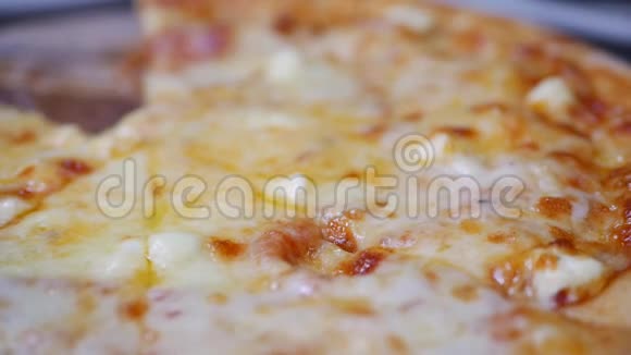 用融化的奶酪做披萨的特写镜头美味的食物供暴食和享受快餐食品视频的预览图