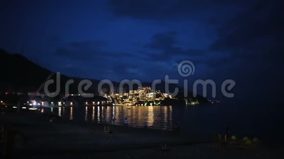 晚上在旅游胜地布德瓦镇观赏夜景美丽的风景与大海和岛屿在一起视频的预览图