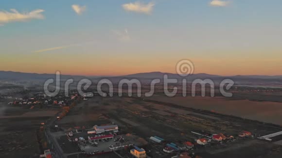 小镇前进4k空中秋天看日常生活喀尔巴阡山视频的预览图