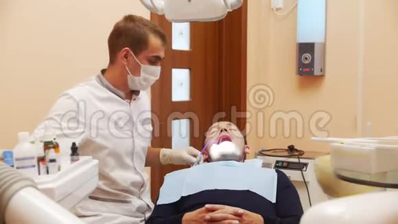 牙医的过程在牙科医生的接待处男性病人视频的预览图