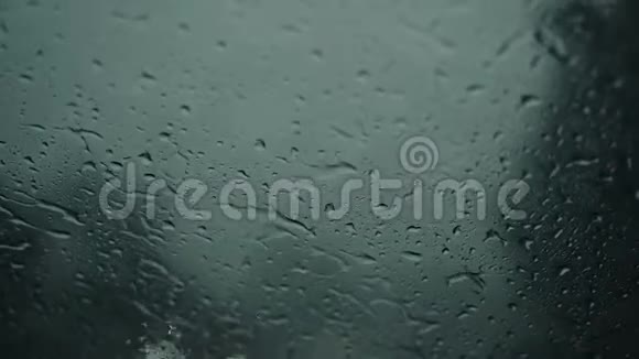 在暴风雨困难的驾驶条件下汽车雨刷不能从汽车挡风玻璃上清除大雨视频的预览图
