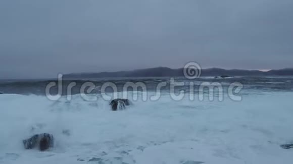 大波撞击挪威西部海岸视频的预览图