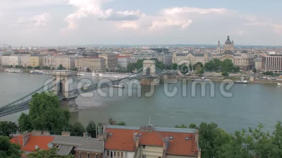 夏日布达佩斯多瑙河上的Szechenyi桥顶景视频的预览图