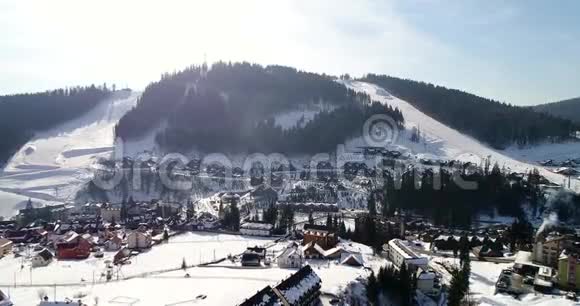 冬季喀尔巴阡山滑雪场的鸟瞰图视频的预览图