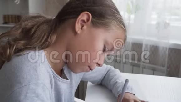 勤奋的小女孩在家做作业视频的预览图