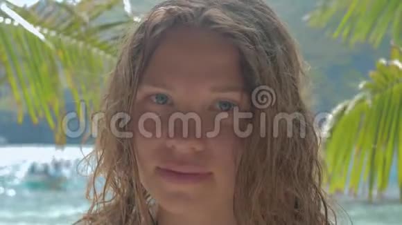 热带海滩上美丽的欧洲年轻女子的特写镜头视频的预览图