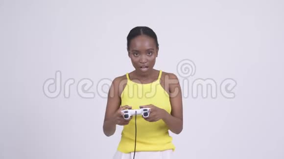 年轻漂亮的非洲女人在玩游戏视频的预览图