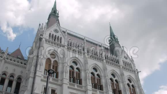 布达佩斯古老的传统建筑令人惊叹的美丽立面向外倾斜视频的预览图