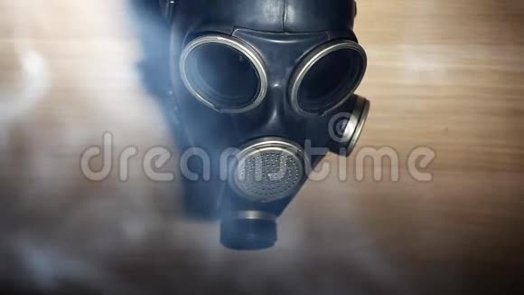 防毒面具烟雾木制背景无高清镜头视频的预览图
