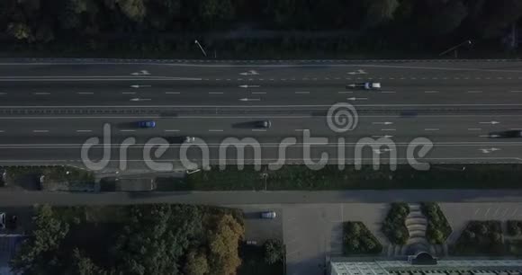 空中垂直射击汽车在路边行驶4k4096x2160像素视频的预览图