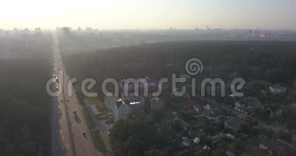 雾中道路的鸟瞰图4k4096x2160像素视频的预览图