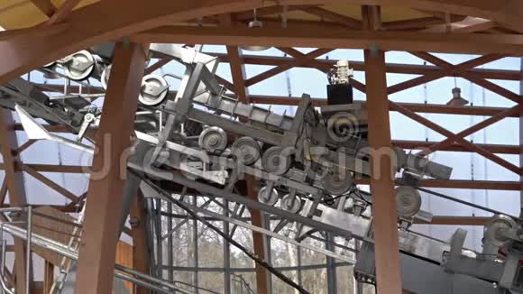 带旋转轮的金属圆形机构电梯到山上视频的预览图