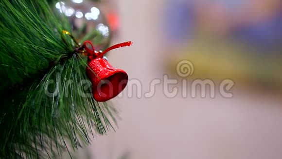 关上圣诞树上的红铃视频的预览图