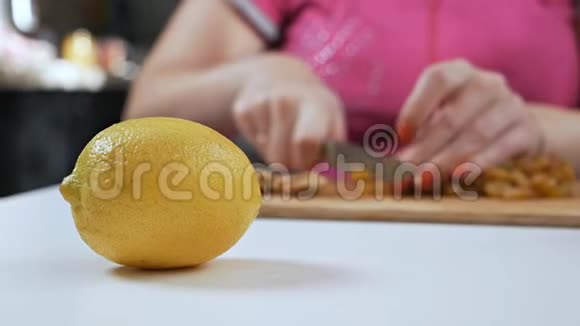 一位年轻的家庭主妇用刀在切割板上切割干果健康饮食观念视频的预览图