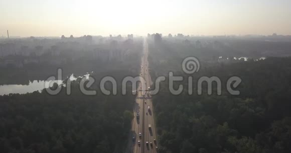 雾中道路的鸟瞰图4k4096x2160像素视频的预览图