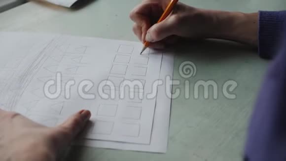 女人手在木桌上的白纸上画画视频的预览图