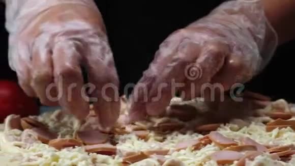 首席的白色硅胶手套准备比萨饼和添加切块香肠比萨饼面团框架传统视频的预览图