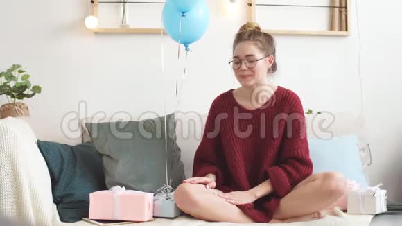 快乐的女孩有生日她从陌生人那里得到了有趣的礼物侧视照片视频的预览图