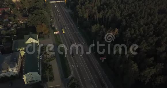 雾中道路的鸟瞰图4k4096x2160像素视频的预览图