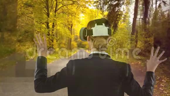 女人用VR和森林视频的预览图