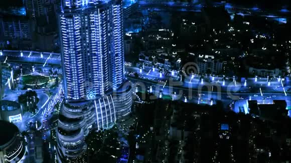 从鸟瞰迪拜城市摩天大楼的夜景视频的预览图