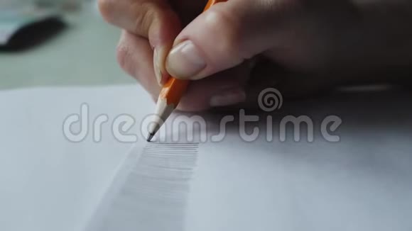 女人手在木桌上的白纸上画画视频的预览图